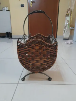 Portariviste in metallo e vimini