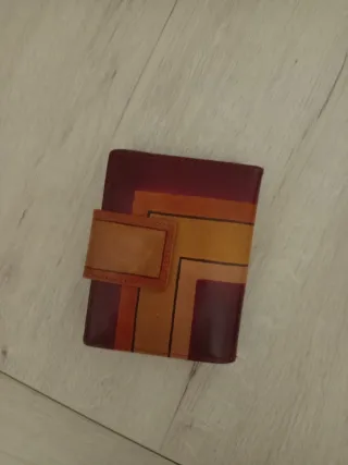 Cartera de piel con diseño geométrico