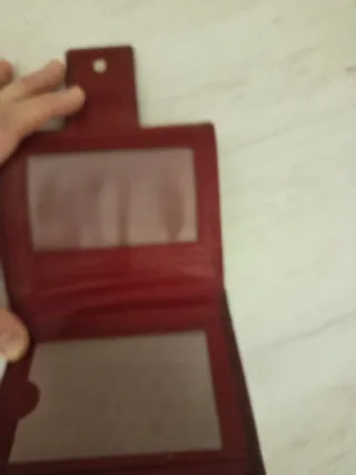 Cartera de piel con diseño geométrico