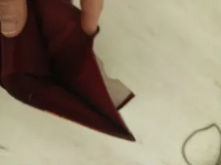 Cartera de piel con diseño geométrico