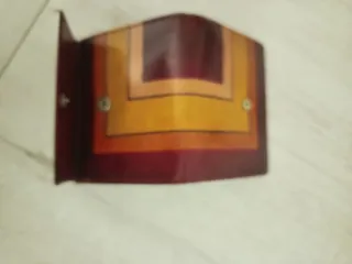 Cartera de piel con diseño geométrico