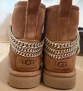 Stivaletti Ugg con catena dorata