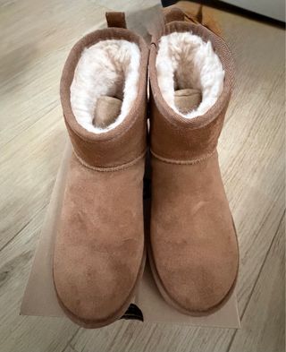 Stivaletti Ugg con catena dorata