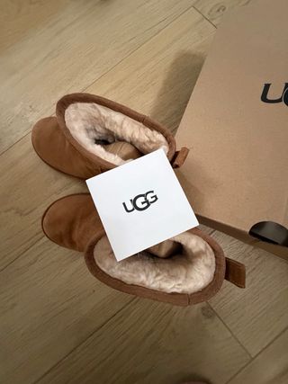 Stivaletti Ugg con catena dorata