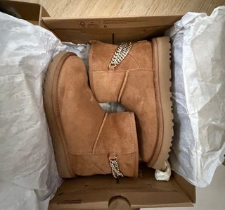 Stivaletti Ugg con catena dorata