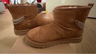 Stivaletti Ugg con catena dorata