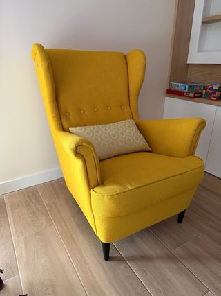 Sillón amarillo tipo orejero