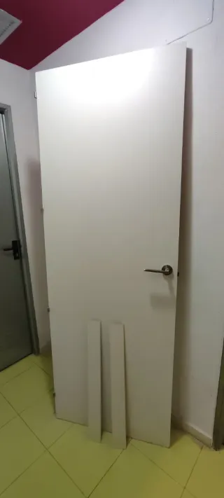 Puerta blanca lacada maciza