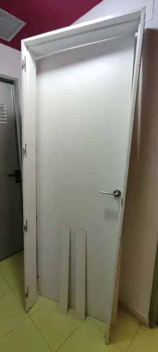 Puerta blanca lacada maciza