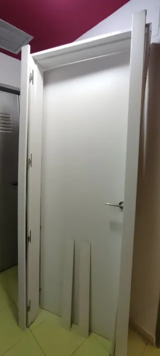 Puerta blanca lacada maciza