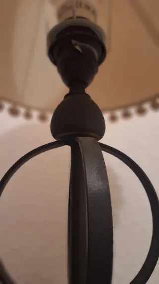 Lámpara de mesa beige y negra