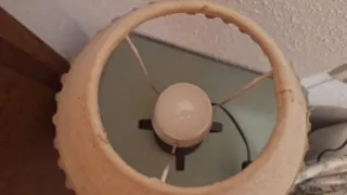 Lámpara de mesa beige y negra
