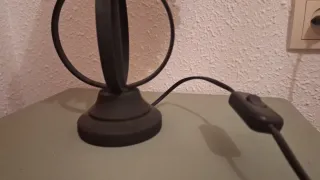Lámpara de mesa beige y negra