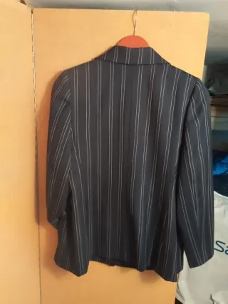 Americana azul con raya blanca