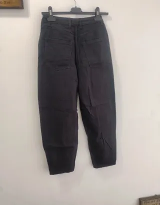 Jeans neri taglia XS vestono più grandi