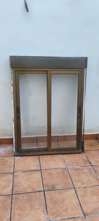 Ventana corredera de aluminio marrón, con persiana