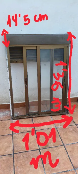 Ventana corredera de aluminio marrón, con persiana
