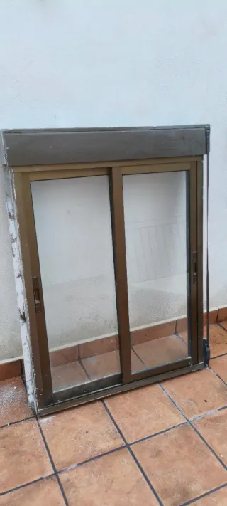 Ventana corredera de aluminio marrón, con persiana