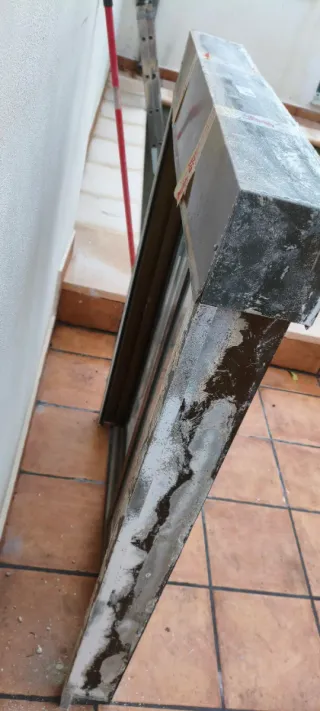 Ventana corredera de aluminio marrón, con persiana