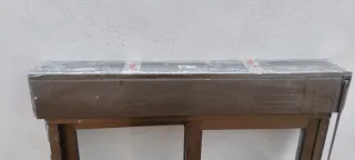 Ventana corredera de aluminio marrón, con persiana