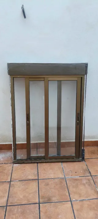 Ventana corredera de aluminio marrón, con persiana