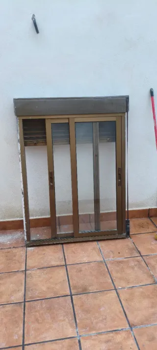 Ventana corredera de aluminio marrón, con persiana