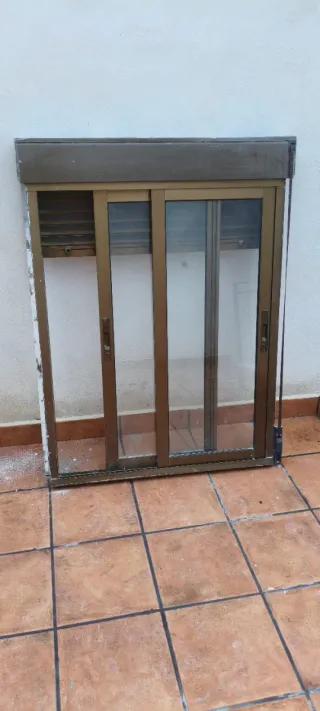 Ventana corredera de aluminio marrón, con persiana