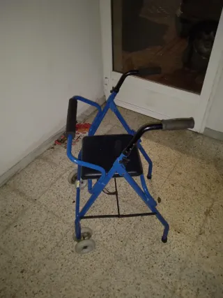 Andador azul con asiento