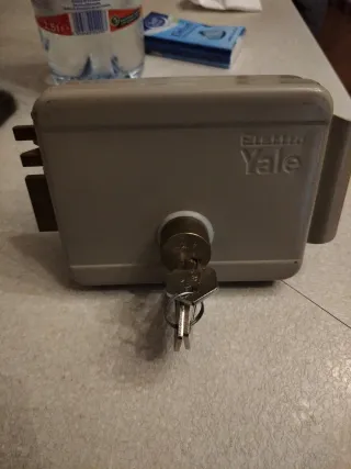 Serratura Yale Elettrica con Chiavi