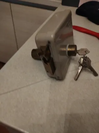 Serratura Yale Elettrica con Chiavi