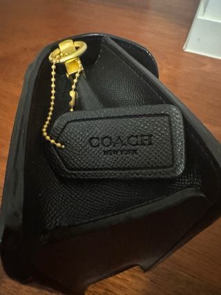 Bolso Coach Negro con Detalle Dorado