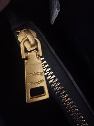 Bolso Coach Negro con Detalle Dorado
