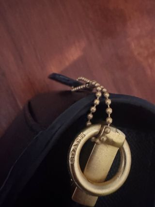 Bolso Coach Negro con Detalle Dorado