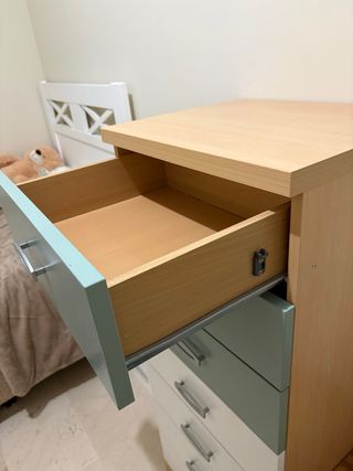 Cama con cajones y cómoda a juego