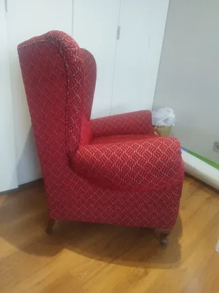 Sillón orejero rojo