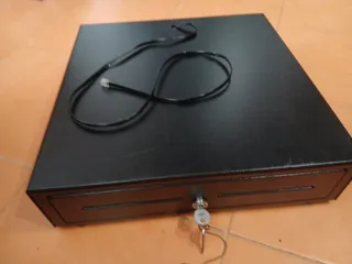 Cajon portamonedas con llave.