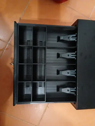 Cajon portamonedas con llave.