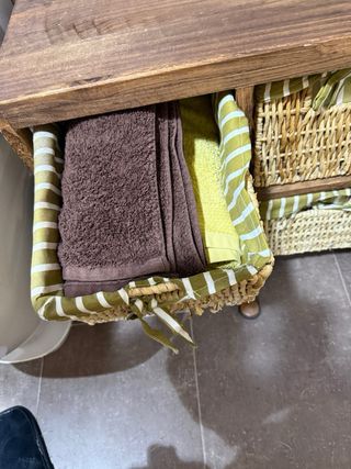 Mueble de madera con 4 cestas de mimbre