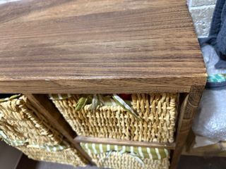 Mueble de madera con 4 cestas de mimbre
