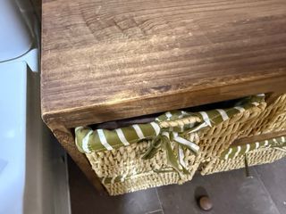 Mueble de madera con 4 cestas de mimbre