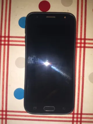 Móvil Samsung Galaxy J3,con su cable de carga .