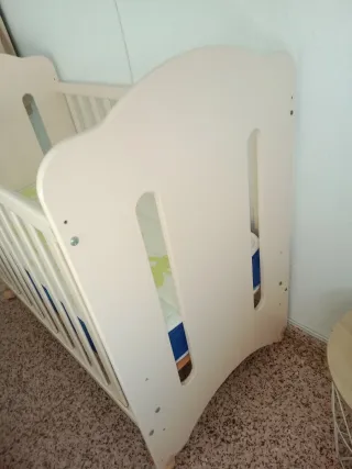 Cuna y colchón infantil con ositos