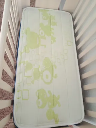 Cuna y colchón infantil con ositos