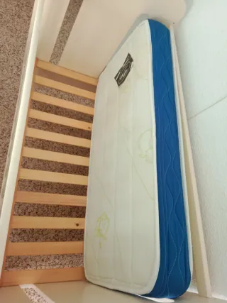 Cuna y colchón infantil con ositos