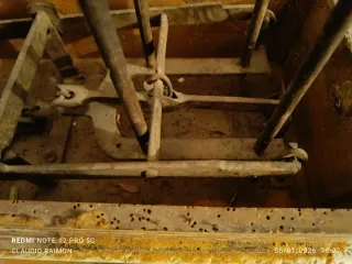 Bilancia antica in legno e metallo