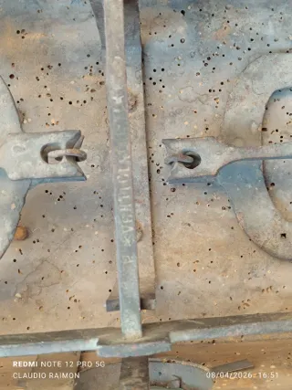 Bilancia antica in legno e metallo