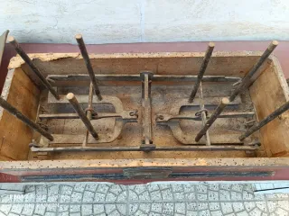Bilancia antica in legno e metallo