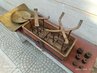 Bilancia antica in legno e metallo