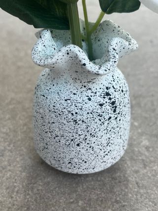 Jarrón artesanal blanco y negro