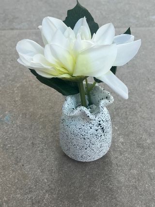 Jarrón artesanal blanco y negro